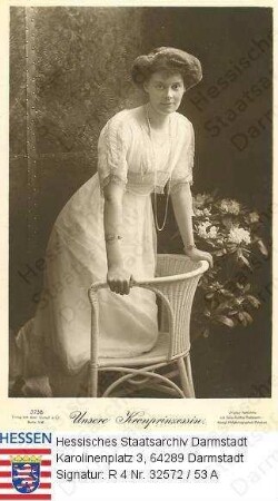 Cecilie Kronprinzessin v. Preußen geb. Prinzessin v. Mecklenburg-Schwerin (1886-1954) / Porträt, mit Knie auf Stuhl aufgestützt, Ganzfigur
