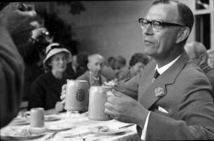 Nobelpreisträgertagung 1960 Mediziner; Bayrisches Frühstück am Tisch: Graf Lennart Bernadotte stösst mit zwei Bierkrügen an