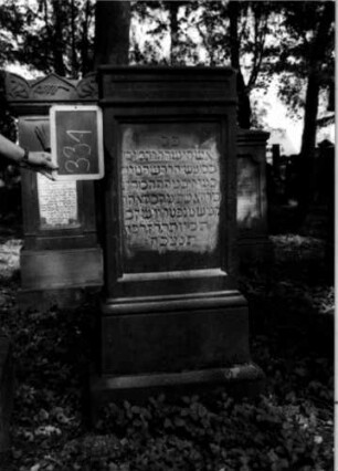 Grabstein 331 (Index: 100111956) Material: Sandstein Zustand: leicht verwittert Maße HxBxT: 130x50x25 cm Beschreibung: Stele, getreppter Sockel, gerader Abschluß, Schriftfeld eingetieft: Grabstein 331