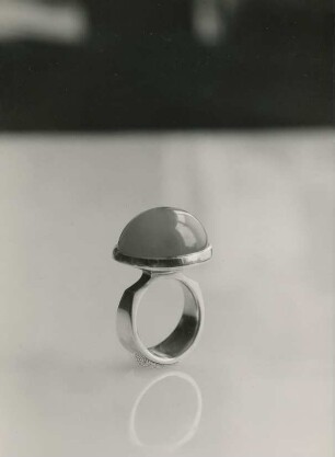 Ring, Damenring aus Weißgold mit indischem Chalzedon von Paul G. Hartkopf