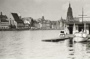Frankfurt am Main, Stadt : Frankfurt am Main. Blick vom linken Mainufer nach Südwesten gegen den Mainkai mit Katholischer Kirche St. Leonhard und Dom