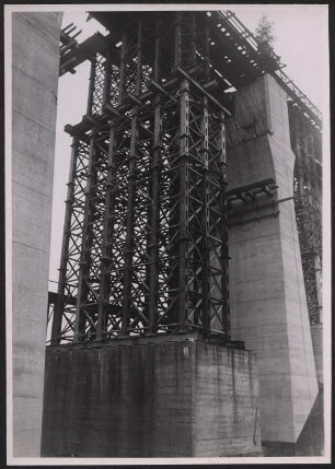Baustelle einer Eisenbahnbrücke