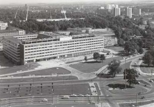 Dresden. Blick vom Rathausturm nach Südosten über den Atriumkomplex am Georgplatz zum Stadion und Großen Garten