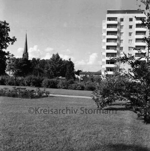 Kurpark: vorn Grünfläche mit Blumenrabatte: hinten rechts an Kurparkallee Hochhaus "Liebe": hinten links Turm der Peter-Paul-Kirche