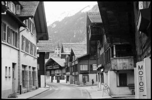Brienz: Ortstraße mit Holzhäusern