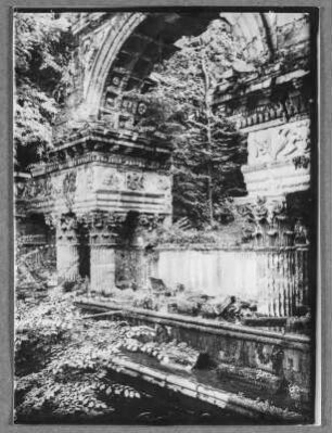 Der Römerbogen im Schloßpark zu Schönbrunn : Wien. Schlosspark in Schönbrunn (1705/1706 begonnen, J, Trehet). Römerbogen in der Römischen Ruine (Ende 18. Jahrhundert), Teilansicht
