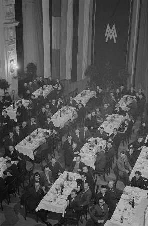Blick auf die Gäste des Empfanges für die Volksdemokratien an Tischen