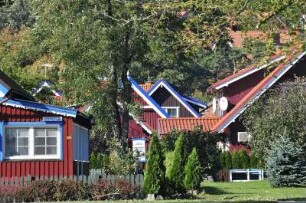 Nida (Nidden) - Farbige Holzhäuser : Die historischen Fischerhäuser auf der Kurischen Nehrung stehen zum großen Teil unter Denkmalschutz. Aufgenommen in Nida (Nidden) am 8. Oktober 2010