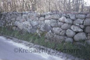 Nütschau: ehemaliges Gut [heute Kloster Nütschau]: Feldsteinmauer