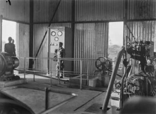 Fabrikanlage : Arbeiter in einer Fabrikanlage zur Sisalverarbeitung