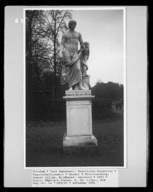 Figurenhalbrondell — Antinous