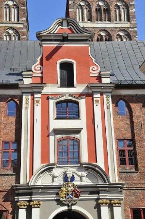 Stralsund - Rathausfassade : Fassade des Alten Rathauses, dahinter die St. Nicolaikirche. Aufgenommen am 21. April 2011 in Stralsund