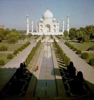 Taj Mahal (Mausoleum für Shah Jahan und seine Gattin). Blick von einem erhöhten Standpunkt über eine Allee : Agra (Indien). Taj Mahal (Mausoleum für Shah Jahan und seine Gattin). Blick von einem erhöhten Standpunkt über eine Allee