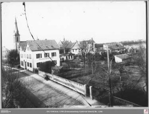 Frauenheim "Elisabethenhof" in Eckenheim, im Hintergrund Kirche Herz Jesu