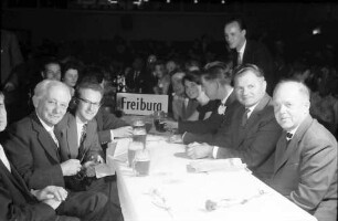 9. Tagung 1959 Physiker; Studentenabend Stadthalle Lindau: Max Born links, Oberbürgermeister Haas und R. Mecke rechts am Freiburgertisch