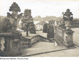 Jagdschloß. Schloßpark (um 1730). Äußerer Treppenaufgang gegen Aufseherhäuschen und Schloßteich