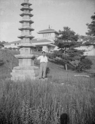 Pagode und Museum auf dem Botandai-Berg in Nordkorea : Ansicht mit einem Mann (Japaner oder Koreaner)