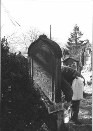 Grabstein 285 (Index: 99786544) Zustand: Vorderseite: stark verwittert Maße HxBxT: 183x64x23 cm: Grabstein 285