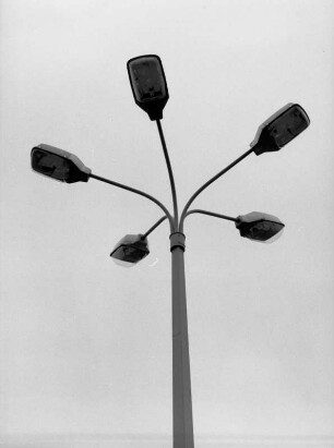 Fünfarmige elektrische Straßenleuchte auf Stahlhohlkastenmast. Teilansicht : Dresden-Neustadt, Palaisplatz. Fünfarmige elektrische Straßenleuchte auf Stahlhohlkastenmast. Teilansicht