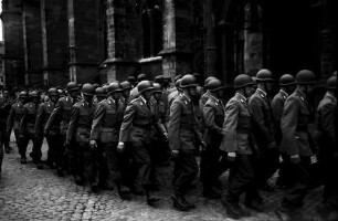 Freiburg: Vereidigung [Gelöbnis] bei der 12. Panzerdivision; Rekruten vor dem Münster
