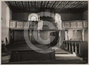 Saal der katholischen Kirche St. Michael in Giehren zur Orgel