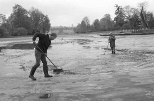 Frühjahrsputz für den See im Karlsruher Schlossgarten