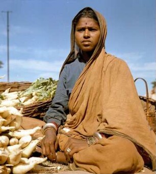 "Unterwegs". Händlerin neben ihrer Ware im Schneidersitz : Indien. "Unterwegs". Händlerin neben ihrer Ware im Schneidersitz