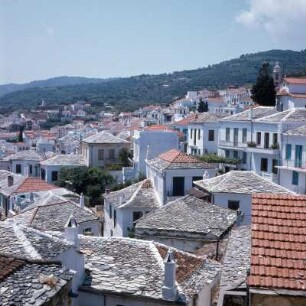 Skopelos. Blick über die schindelgedeckten Dächer der Oberstadt