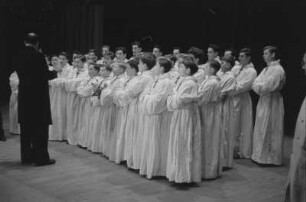 Aufnahmen eines Chorauftritts der "Petits Chanteurs á la Croix de Bois" und Leitung von Abbé Fernand Maillet in Berlin