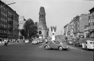 Berlin: Kurfürstendamm, Ecke Joachimstaler Straße mit Schild; mit Fahnenschmuck