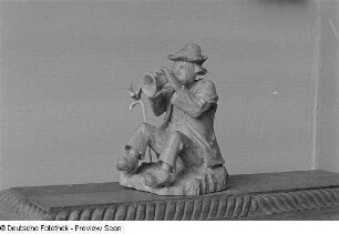 Eine geschnitzte Holzfigur in der Laienkunst-Ausstellung im Grassimuseum