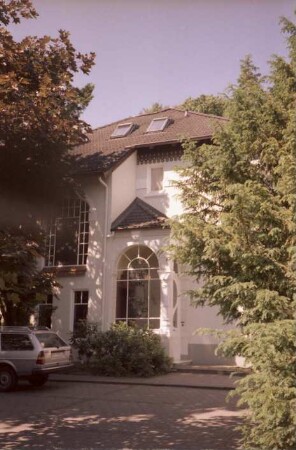 Hugo-Schilling-Weg 2: Stadtvilla: Straßenfront, Teilansicht: mit Risalit, an Rücklage Windfang, Eingangstür