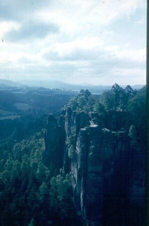 Sächsische Schweiz, Rathener Gebiet. Blick vom Ferdinandturm nach Osten zur Felsenburg Neurathen