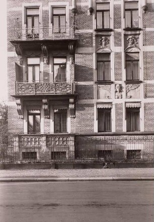 Dresden-Striesen, Voglerstraße 14, Wohnhaus, Teilansicht der Fassade