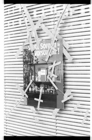 Kleinbildnegative: Spuren von Krawallen, Martin-Luther-Straße, 1981