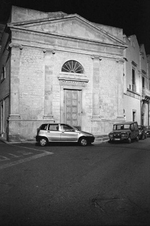 In Alberobello und Bari : In Alberobello und Bari, in Alberobello mit Fiat Punto und Citroen Mehari