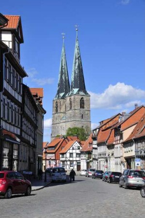 Quedlinburg - St. Nikolaikirche : Pölkenstraße mit St. Nikolaikirche, aufgenommen am 16. April 2014 in Quedlinburg. Foto Uwe Gerig