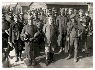Fotos aus dem Kriegsgefangenenlager Puchheim: o.Nr.: Brotempfang