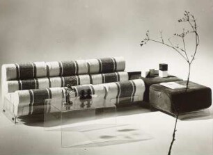 Variable Sitzgruppe : Leipziger Herbstmesse, 1973. Variable Sitzgruppe. Metall, Plexiglas, Polsterung mit Samtbezug (1973). Ansicht mit Hockern, Beistelltisch und dreisitzigem Sofa
