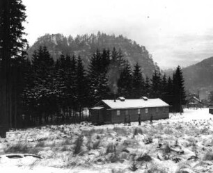 Nahe Oybin. Heim des Zittauer Gymnasiums (ehemalige Militärbaracke) im Oybiner Talkessel. Im Hintergrund der Oybin