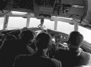 Zu dritt im Cockpit eines Flugzeugs