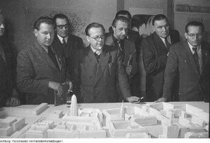 Dresden. Kurt W. Leucht (Bildmitte), Oberbaurat und Stadtarchitekt von Dresden diskutiert mit Stadtverordneten über den Wiederaufbau der Stadt, 1952