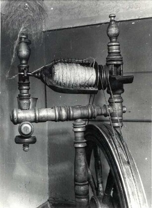 Spinnrad in Seidewinkel, Detail : Handwerkstechniken - Spinnerei und Flachsverarbeitung. Ort: Židźino / Seidewinkel. Spinnrad: Rocken und Spindel
