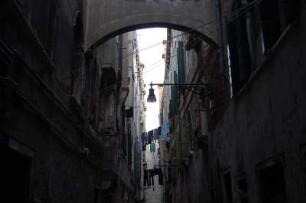 Gasse in Venedig : Enge, finstere Gasse im Stadtteil Cannaregio, aufgenommenin Venedig im Februar 2007