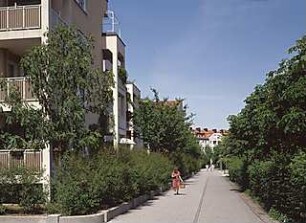 Hansjakob, Gottfried; München - Schwabing, Berliner Str.; Wohnanlage an der Berliner Straße (Schwabinger See) - Wohnanlage (Außenansicht), öffentlicher Weg mit seitlicher Begrünung