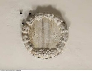 Blattkranz-Schlussstein mit verlorenem Wappen (Riario-Sforza?)