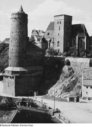 Bautzen. Blick von der Kronprinzenbrücke nach Nordnordwesten auf Alte Wasserkunst (1558; W. Röhrscheidt ) und Michaeliskirche (nach 1450)