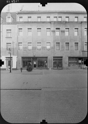 Riesa, Hauptstraße 42. Wohnhaus mit Laden und Stadt-Café. Straßenfront (Teilansicht)