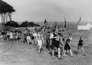 Zeltlager der "Sozialistischen Jugend Deutschlands - Die Falken" in Eckernförde. Bei Musik marschiert es sich besser