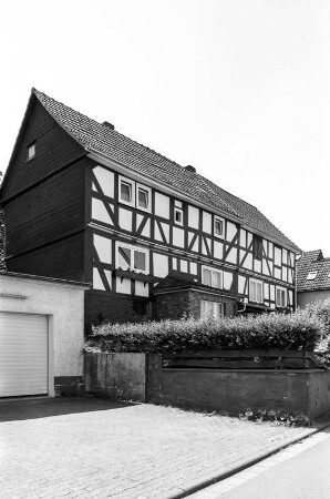 Wohnhaus (Doppelhaus, Fachwerk); Burgwald, Urbachstraße 13